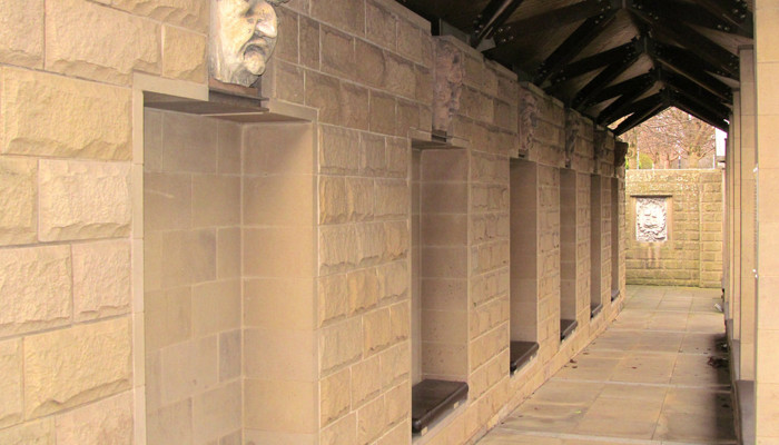 Stone walls and totine heads